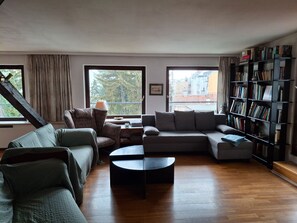 TV, fireplace - Apartment 'Wohnen In Wien' with Private Terrace and Wi-Fi (Wien)