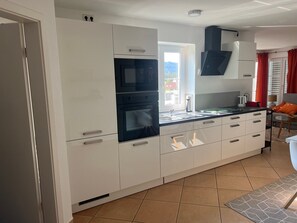 Fridge, microwave, oven, stovetop - Apartment 'Sonnenhang' with Mountain View, Private Terrace and Wi-Fi (Sigmarszell)