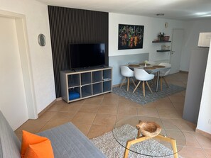 TV - Apartment 'Sonnenhang' with Mountain View, Private Terrace and Wi-Fi (Sigmarszell)