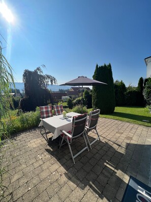 Outdoor dining - Apartment 'Sonnenhang' with Mountain View, Private Terrace and Wi-Fi (Sigmarszell)