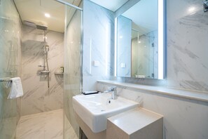 FamilieTwin kamer | Badkamer | Een douche, een haardroger, een bidet, handdoeken
