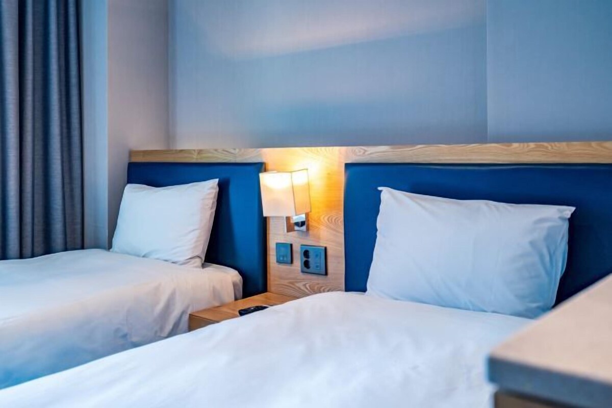 Escritorio, wifi gratis y ropa de cama 