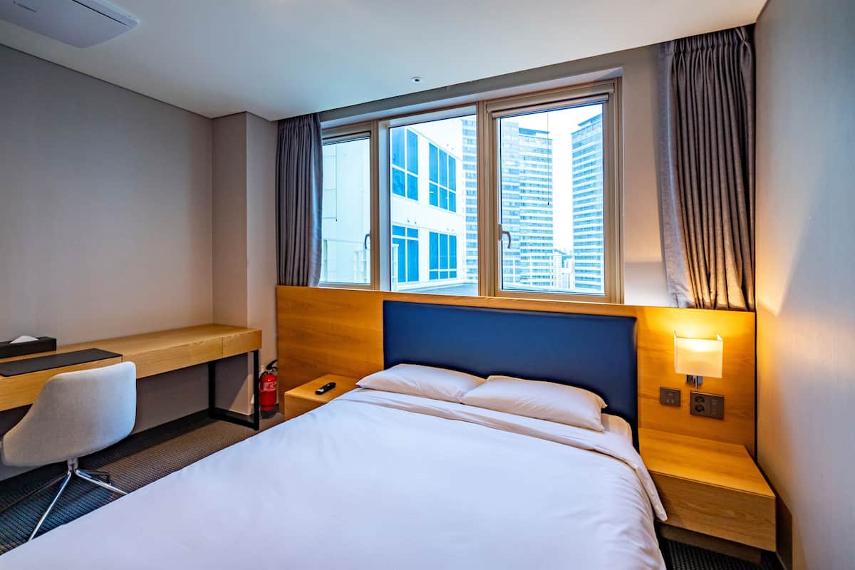 1 habitación, escritorio, wifi gratis y ropa de cama