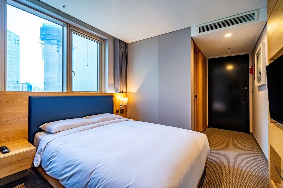 Room upgrade/ Single to Superior Double | Desk, WiFi (free), bed sheets