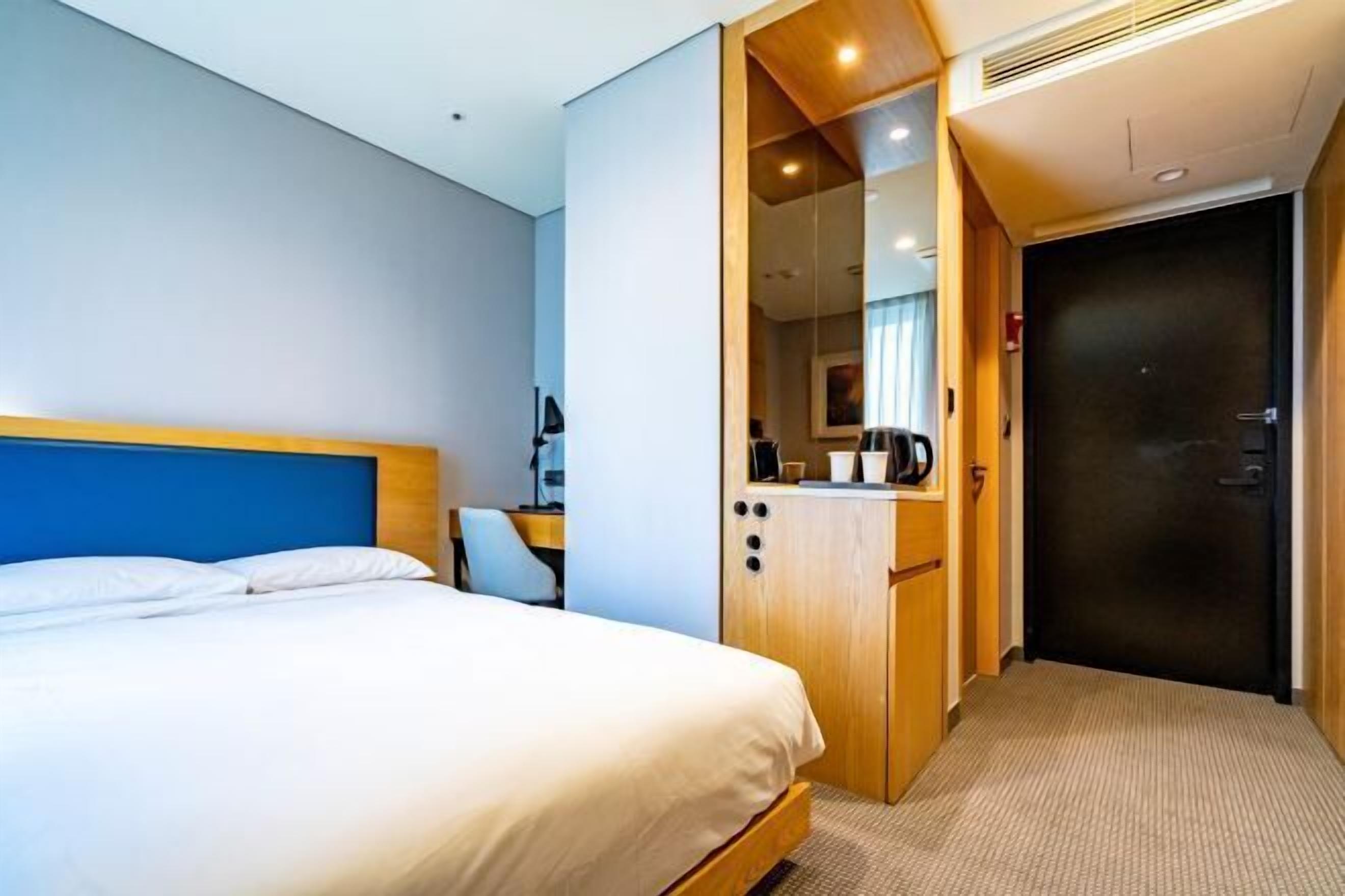 Desk, free WiFi, bed sheets