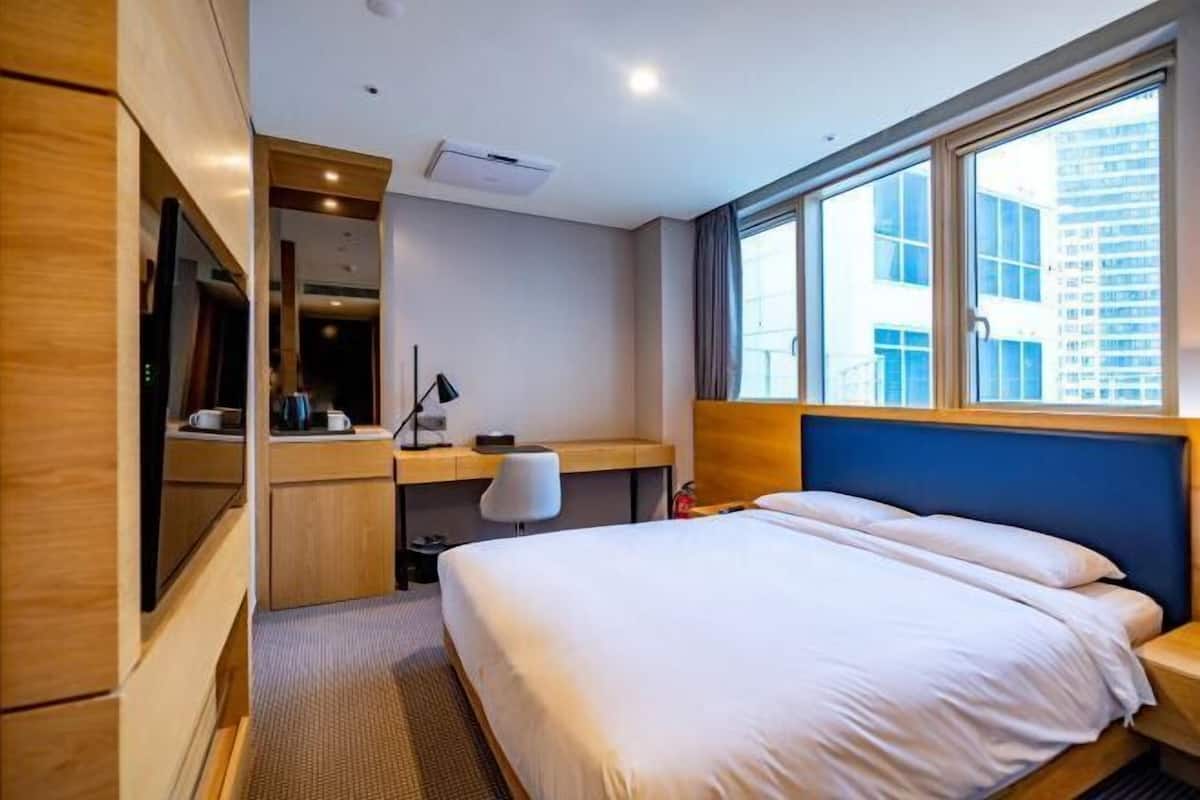 1 bedroom, desk, free WiFi, bed sheets