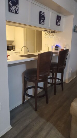 Fridge, microwave, oven, stovetop - ESCAPE TO PARADISE St Petersburg Condo 💕 ideal for vacation or work from home (St. Petersburg)