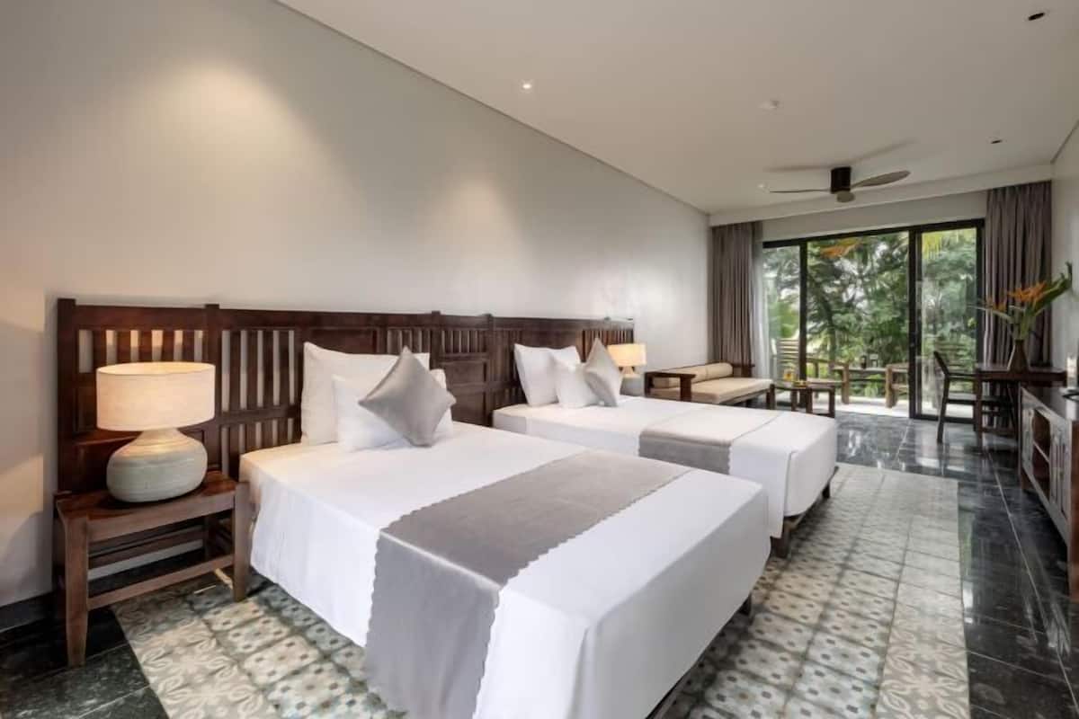1 bedroom, premium bedding, Select Comfort beds, free minibar items