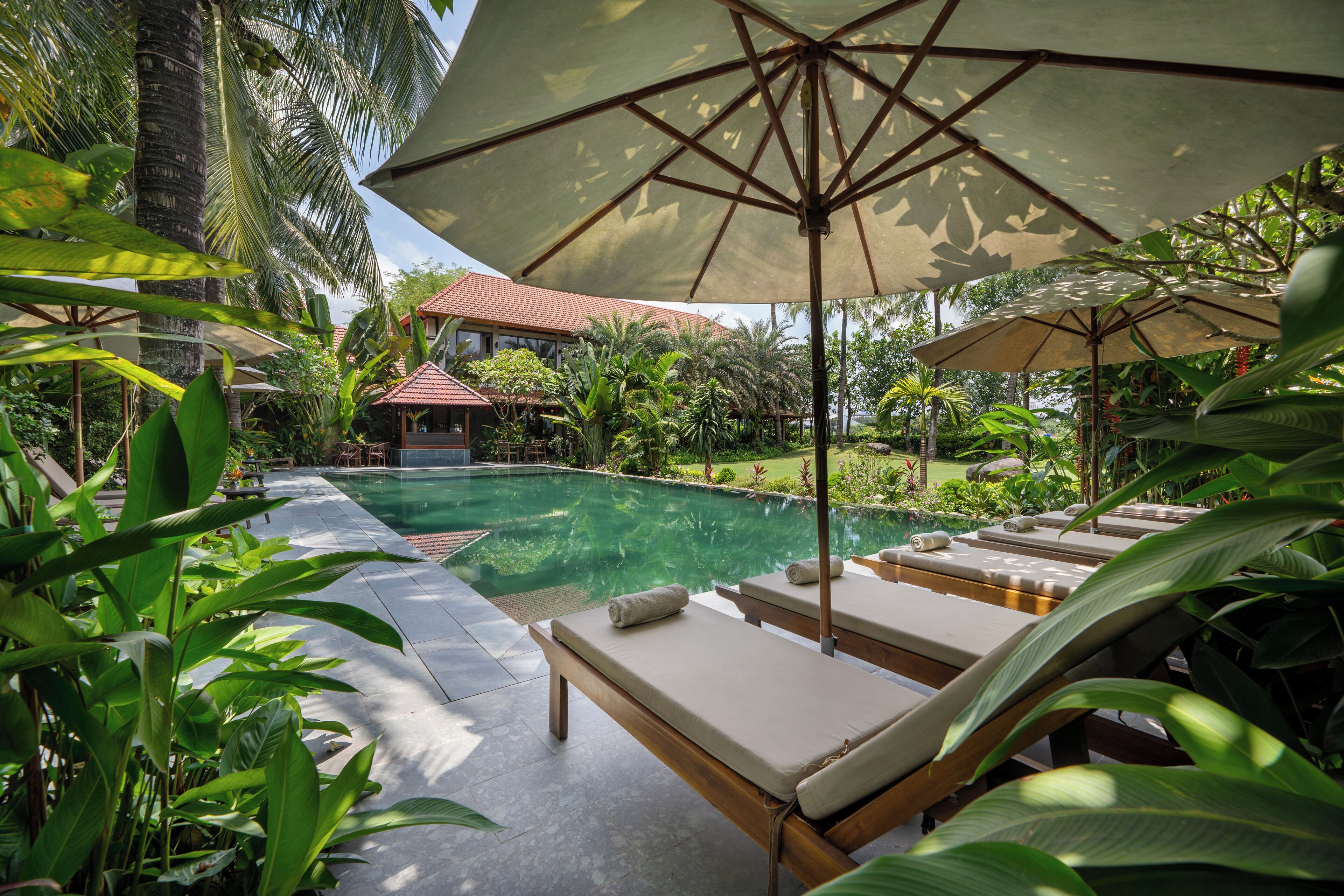 Una piscina al aire libre (de 07:00 a 21:00), sombrillas, tumbonas