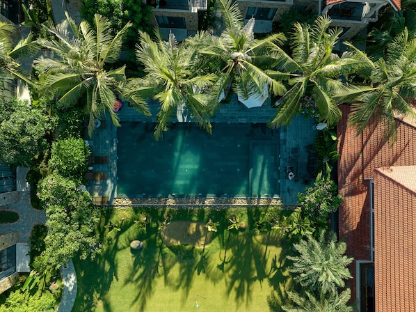 Una piscina al aire libre (de 07:00 a 21:00), sombrillas, tumbonas