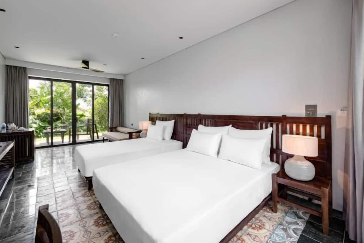 1 bedroom, premium bedding, Select Comfort beds, free minibar items