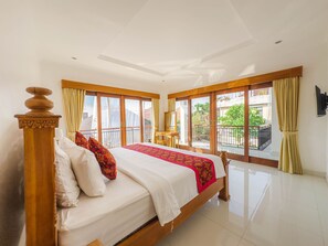 3 bedrooms, desk, free WiFi, bed sheets - Moai House (Canggu)
