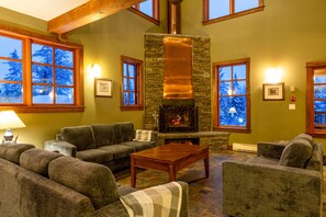 Lobby sitting area - Copper Horse Lodge (Golden)