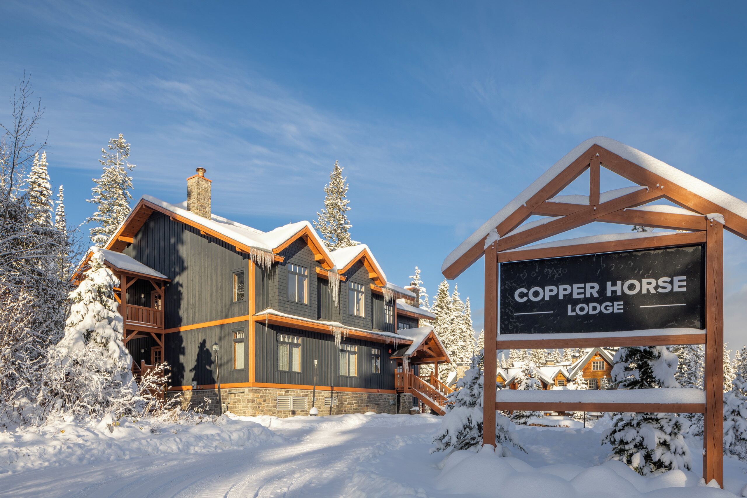 Un chalet dont l’enseigne, bien visible, porte l’inscription « Copper Horse Lodge ».