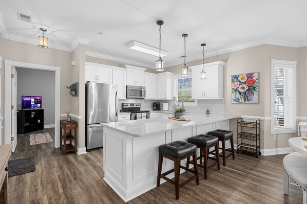 Fridge, microwave, oven, stovetop - Immaculate Myrtle Beach 3 Bedroom Condo w/ Pool & WiFi (Myrtle Beach)