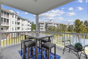 Outdoor dining - Immaculate Myrtle Beach 3 Bedroom Condo w/ Pool & WiFi (Myrtle Beach)