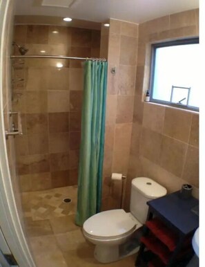 Serviettes fournies, papier toilette