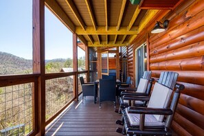 Outdoor dining - Ern862 - Meme's Hunt'n Camp - Great Location! Close To Town! Panoramic Mountain Views! (Pigeon Forge)