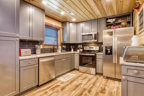 Fridge, microwave, oven, stovetop - Ern862 - Meme's Hunt'n Camp - Great Location! Close To Town! Panoramic Mountain Views! (Pigeon Forge)