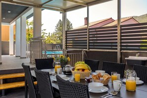 Outdoor dining - Pool House Beba Tribalj Lake, Tribalj, Croatia (Tribalj)