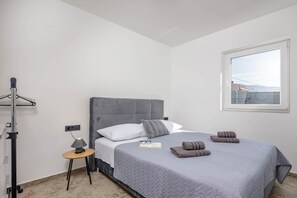 3 slaapkamers, een strijkplank/strijkijzer, gratis wifi, beddengoed