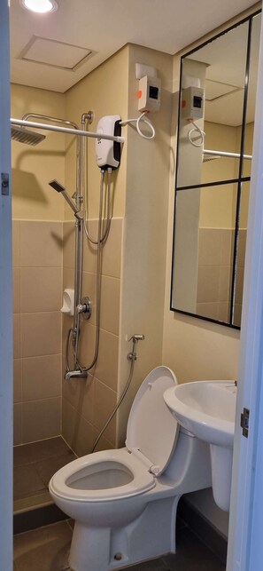 Appart'hôtel Confort, 1 lit double et 1 canapé-lit, réfrigérateur et four à micro-ondes, vue ville | Salle de bain | Peignoirs, bidet