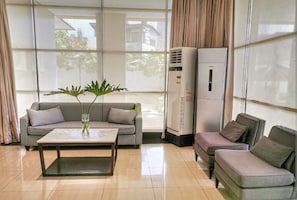 Comfort Condo, 1 Double Bed with Sofa bed, Refrigerator & Microwave, City View | Living area