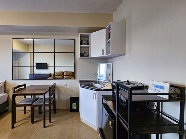 Comfort Condo, 1 Double Bed with Sofa bed, Refrigerator & Microwave, City View | Private kitchen | Fridge, microwave