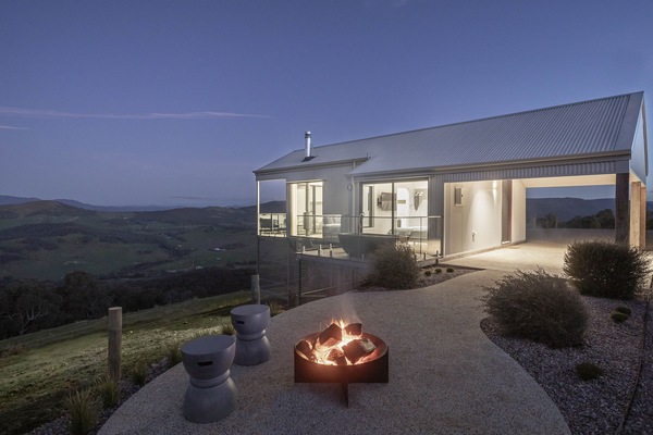 Exterior at The Lookout by Mt Bellevue, King Valley
