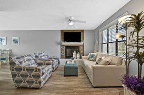 Smart TV, fireplace, offices - CUTE! little end-unit beach townhome (Panama City Beach)