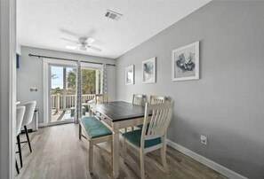 Dining - CUTE! little end-unit beach townhome (Panama City Beach)