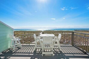 Outdoor dining - This Is It (Navarre Beach)