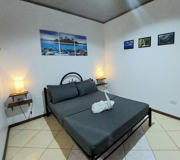 Kahden hengen perushuone | Kannettavalle tietokoneelle sopiva työtila, ilmainen Wi-Fi