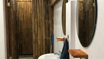 Pengering rambut, kloset, sabun, dan sampo