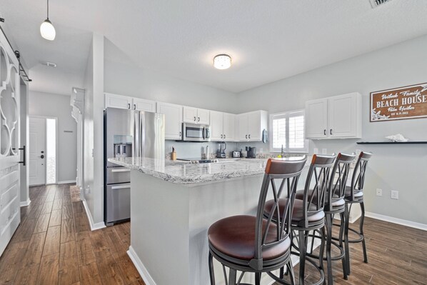 冷蔵庫、電子レンジ、オーブン、コンロ