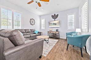 スマートテレビ、暖炉、テーブルサッカー台、卓球台