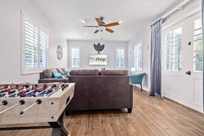 Fernseher, Kamin, Tischfußball