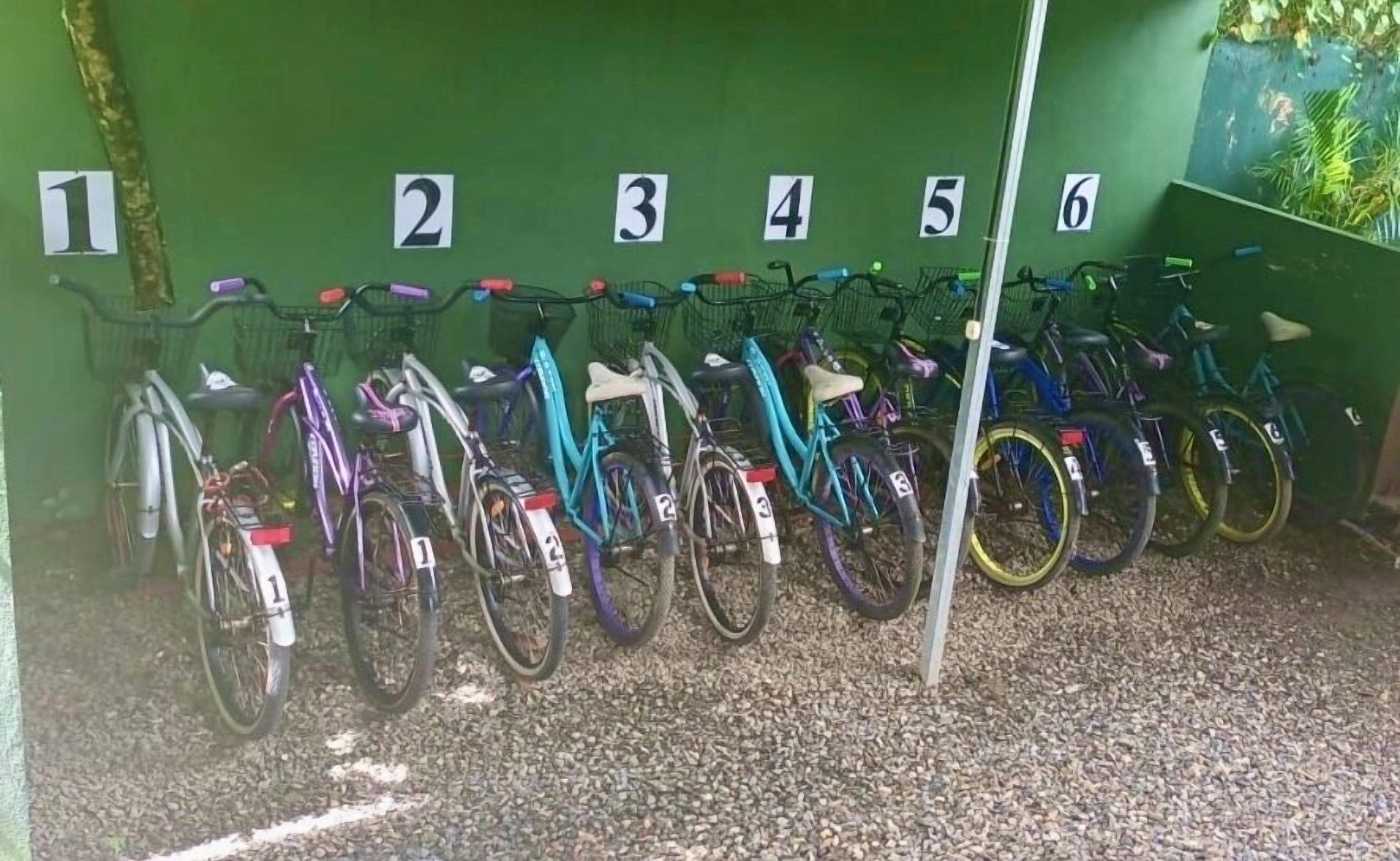 Ein Fahrradständer mit nummerierten Stellplätzen von 1 bis 6, an denen jeweils ein Fahrrad sicher verstaut ist.