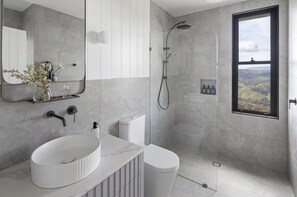 Articles de toilette gratuits, sèche-cheveux, serviettes fournies, savon