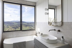 Toalettartikler (inkludert), hårføner, håndklær og såpe