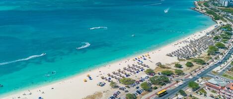 In Strandnähe, Liegestühle, Strandtücher