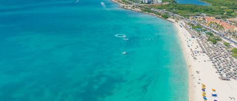 Playa en los alrededores, camastros y toallas de playa