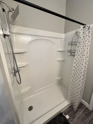 Bañera de hidromasaje, secador de pelo, toallas, jabón