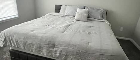 4 dormitoris, planxa i posts de planxar, wifi gratuïta i roba de llit