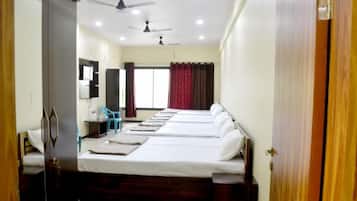 6 bedrooms, iron/ironing board, WiFi, bed sheets