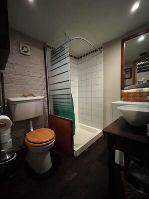 Regadera, secadora de cabello, toallas, jabón 