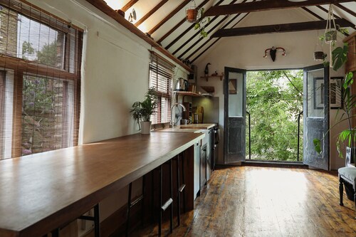 1880s Coach House – Pet‑Friendly & Off-Road Parking