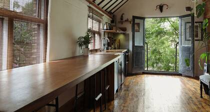 1880s Coach House – Pet‑Friendly & Off-Road Parking