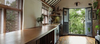 1880s Coach House – Pet‑Friendly & Off-Road Parking