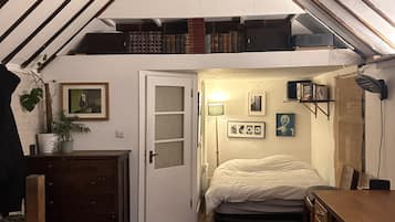 1 bedroom, desk, WiFi, bed sheets